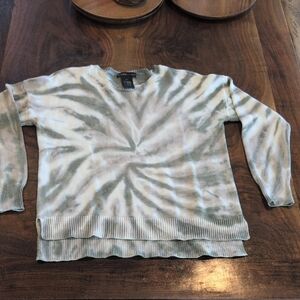 Design History Green and White Crew Neck Sweater